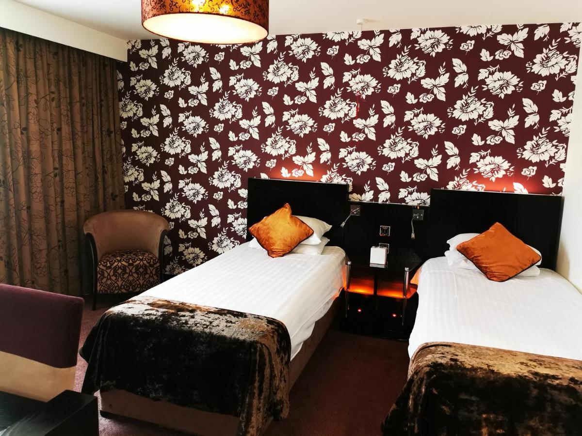 The Bluebell Hotel Neath Esterno foto